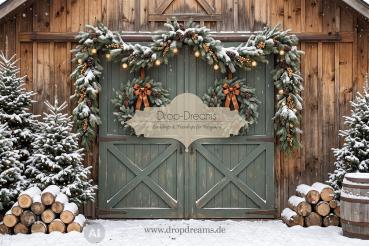 Weihnachts-Backdrop Green Barn II mit naturbelassener Holzscheune, grünen Schiebetüren und cognacfarbenen Kränzen in Scheunengrün und Braun von Drop-Dreams